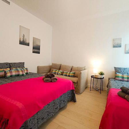 By Plaza Universidad Rooms Barcelona Exterior foto
